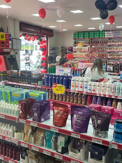 Equipe atendendo clientes no balcão da farmácia.