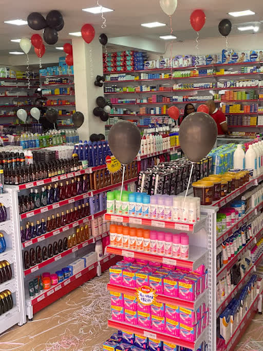 Prateleiras com cosméticos, shampoos e produtos de cuidado pessoal.